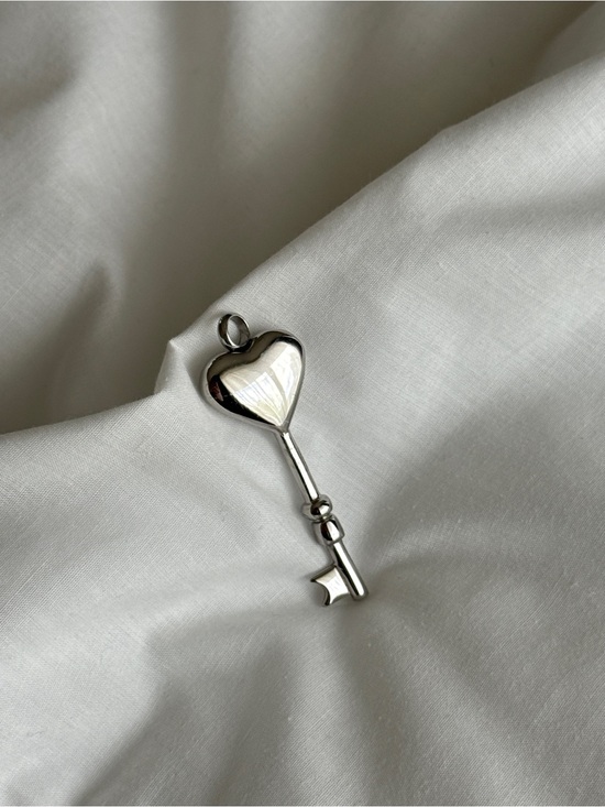 Jewelry - Silver heart-shaped key pendant